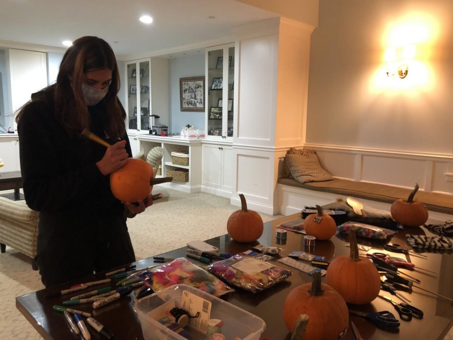 Regina Cummings ‘24 decorates a pumpkin during a social distanced dorm activity in Ferry Hall. Many dorm events had to altered or scrapped to fit social distancing guidelines. These new parameters have pushed dorm parents, proctors, and dorm councils to come up with new, creative activties.