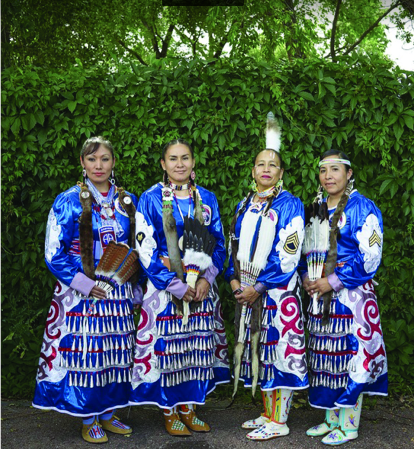 Native+American+women+in+traditional+garb.