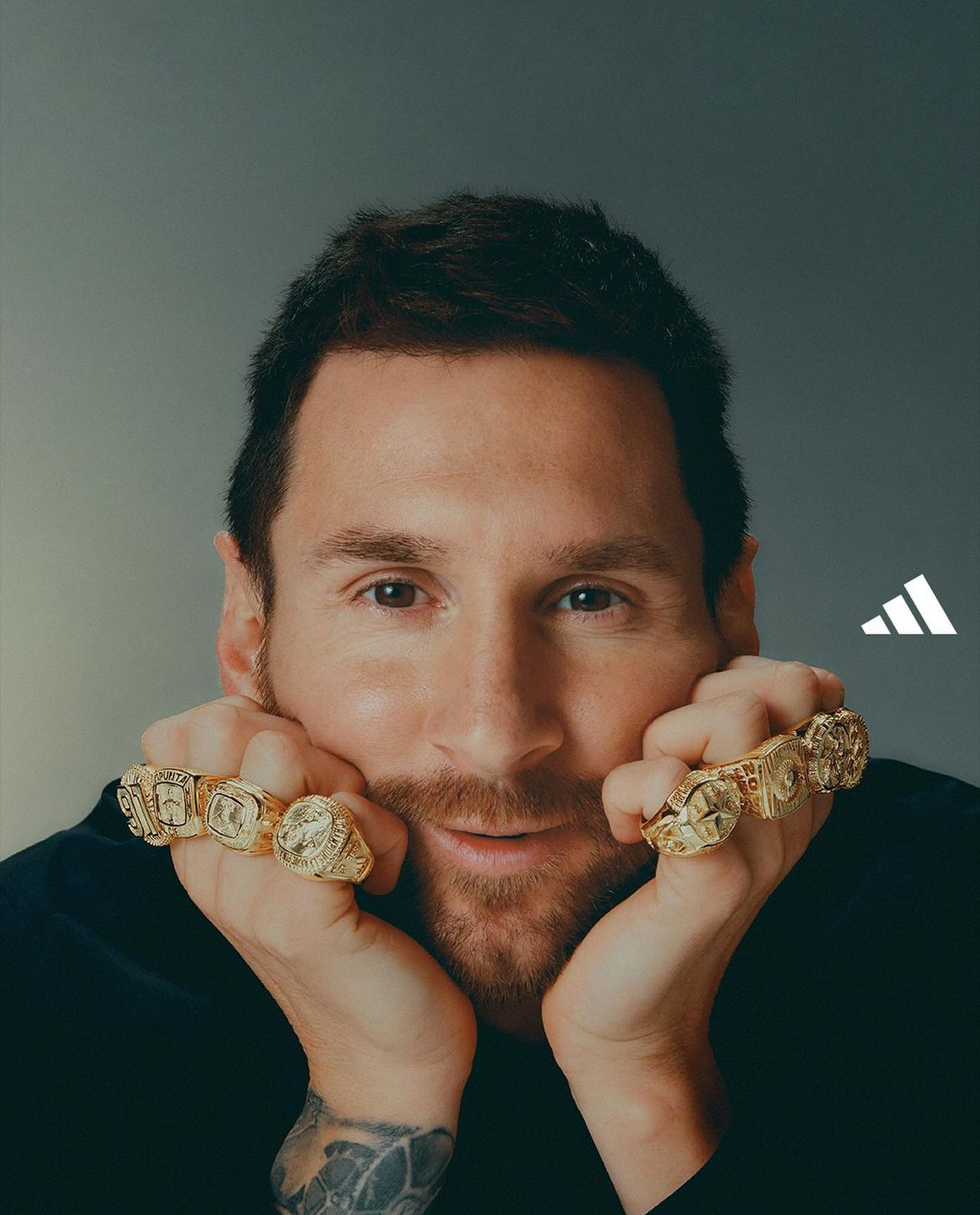 Lionel Messi shows his custom made Ballon d’Or rings. 